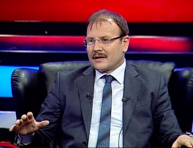 AK Parti'de cevabı en çok merak edilen soru: Başbakan Yardımcısı Çavuşoğlu kongrelerde teşkilata müdahale eder mi? - Ahmet Emin Yilmaz