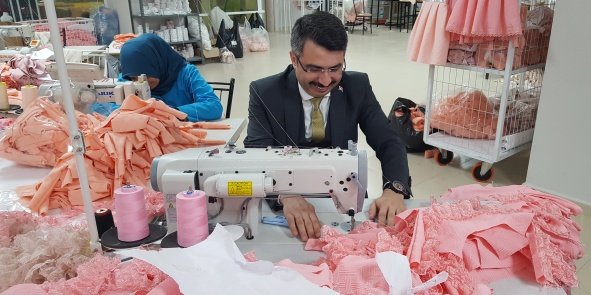 Adaylık da zor iş... AK Parti Yıldırım Adayı Oktay Yılmaz çocuk konfeksiyonu atölyesinde overlok makinesi başına geçti - Ahmet Emin Yilmaz