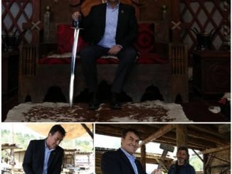 Hep dizi oyuncuları Panorama Müzesi’ni gezmeye geliyordu, bu kez Mustafa Dündar dizi setini ziyaret etti, kılıç kuşanıp tahta oturdu - Ahmet Emin Yilmaz