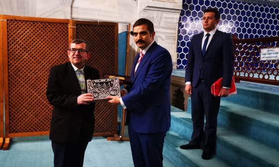 Devlet Bahçeli’nin turistlere 5 makamda ezan okutan Yeşil Cami Müezzini Recep Uyar’a armağanını Ülkü Ocakları Genel Başkanı Sinan Ateş getirdi - Ahmet Emin Yilmaz