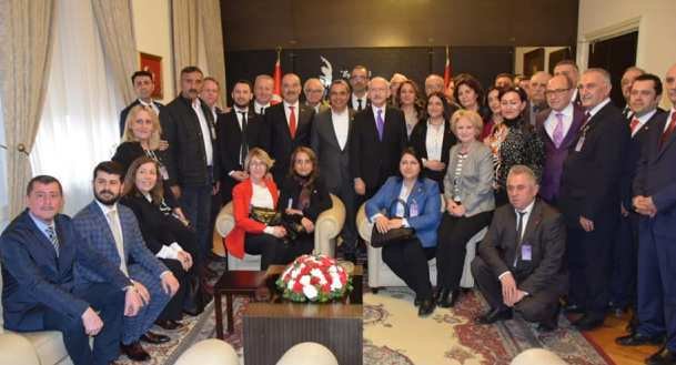 CHP İl Başkanı Karaca, kongrede seçilen yönetimini ve ilçe başkanlarını götürdüğü Kılıçdaroğlu’na söz verdi: Çok çalışıp Bursa’yı İzmir yapacağız! - Ahmet Emin Yilmaz