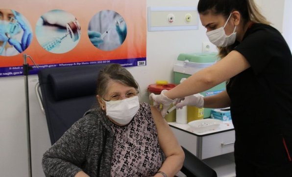 Evden çıkamayan 65 yaşın heyecanı aşılamayı etkiledi: Randevular doldu, kuyruk oldu, sistem de kilitlendi - Ahmet Emin Yilmaz