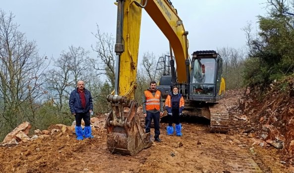 Orman Bölge Müdürlüğü hem bakım yapıyor, hem yangına karşı orman yolu açıyor - Ahmet Emin Yilmaz
