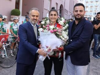 Tokyo’dan olimpiyat madalyasıyla dönen Hatice Kübra coşkuyla karşılandı - Ahmet Emin Yilmaz