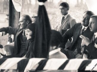 Bu fotoğraf Bursa için çok özel… Atatürk Atıcılar’da böyle futbol maçı izledi - Ahmet Emin Yilmaz