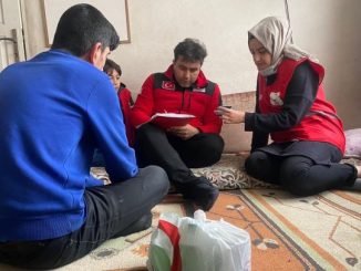Urfa’dan gelen 6 çocuklu aileye yardım elini uzattı… İyi ki Kızılay var! - Ahmet Emin Yilmaz