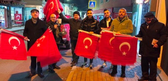 Bayrak harekatı: Vatan, Millet, Sakarya’da 5 bin bayrak dağıttılar - Ahmet Emin Yilmaz