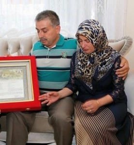 ŞEHİT BAHADIR ANNESİ EMİNE AYDIN, BABASI MUHSİN AYDIN