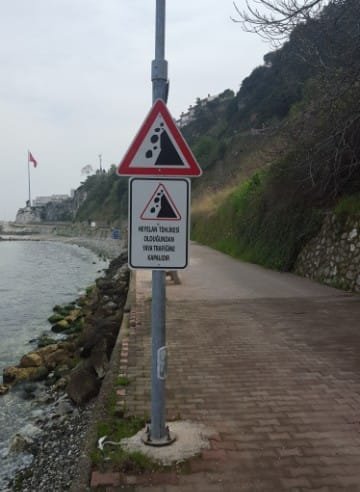 BURGAZ KURŞUNLU YOLU HEYELAN YAYA YOLUNA TABELA