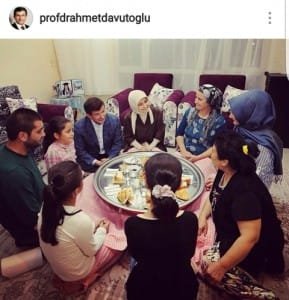 AHMET DAVUTOĞLU VE SARE DAVUTOĞLU İFTAR YER SOFRASI