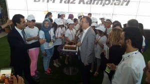 BORÇELİK GENEL MÜDÜRÜ KEREM ÇAKIR, BÜYÜKŞEHİR BELEDİYE BAŞKANI ABDÜLKADİR KARLIK, BORÇELİK ÇALIŞANLARI ÇOCUKLARI VE BURSA BİLİM VE TEKNOLOJİ MERKEZİ