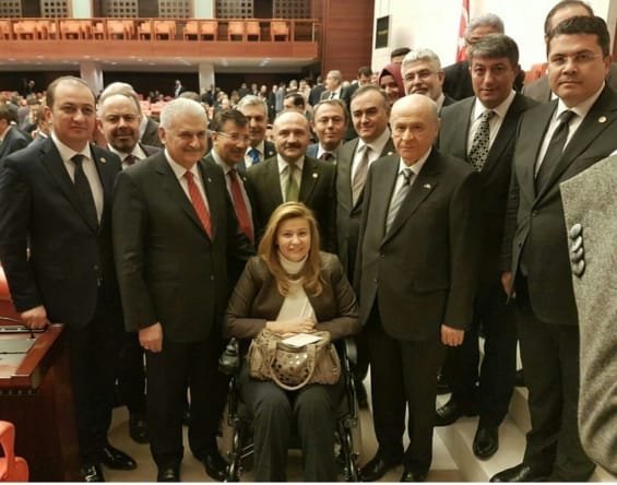 TBMM ANAYASA DEĞİŞİKLİĞİ HATIRA POZU BENNUR KARABURUN BAŞBAKAN BİNALİ YILDIRIM DEVLET BAHÇELİ TBMM ANAYASA DEĞİŞİKLİĞİ HATIRA POZU BENNUR KARABURUN BAŞBAKAN BİNALİ YILDIRIM DEVLET BAHÇELİ