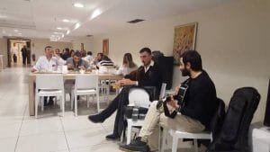 VM MEDİCAL PARK HASTANE ÇALIŞANLARINA YEMEKTE CANLI MÜZİK