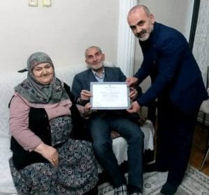 MİKAİL DİZDEMİR ÜNİVERSİTE DİPLOMASI İLE ANNE BABASININ ELİNİ ÖPTÜ