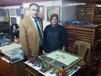 MUSTAFAKEMALPAŞA BELEDİYE BAŞKANI SADİ KURTULAN VE EBRU SANATÇISI EŞİ NECİBE KURTULAN