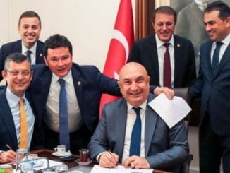 CHP BURSA MİLLETVEKİLİ ERKAN AYDIN EVE DÖNÜŞ SEVİNCİ