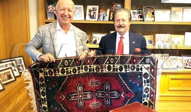 DÖSİAD BAŞKANI GÜLTEKİN GENCER VE CAVİT ÇAĞLAR RUS TURİST TEŞEKKÜRÜ DÖSİAD BAŞKANI GÜLTEKİN GENCER VE CAVİT ÇAĞLAR RUS TURİST TEŞEKKÜRÜ