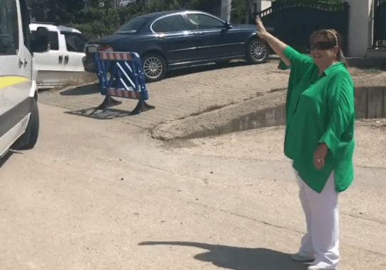 EMİNE ÖRNEK ÖĞRETMEN ÖĞRENCİLERİ EL SALLAYARAK UĞURLADI EMİNE ÖRNEK ÖĞRETMEN ÖĞRENCİLERİ EL SALLAYARAK UĞURLADI