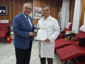 KIZILAY KAN BAĞIŞI MERKEZİ MÜDÜRÜ DR. ORHAN EMİN LATİF VE GÜMÜŞ MADALYA