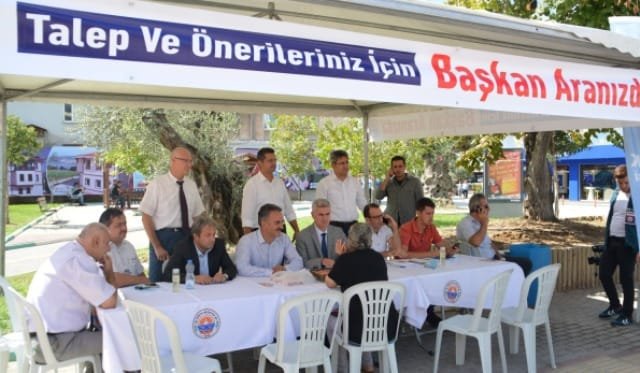 MEYDANDAKİ ÇADIRDA GEMLİK BELEDİYE BAŞKANI REFİK YILMAZ MEYDANDAKİ ÇADIRDA GEMLİK BELEDİYE BAŞKANI REFİK YILMAZ
