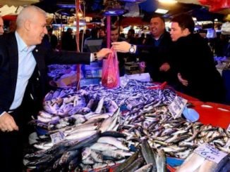 MUSTAFA BOZBEY VE ERKAN AYDIN PAZARDA BALIKÇI TEZGAHI