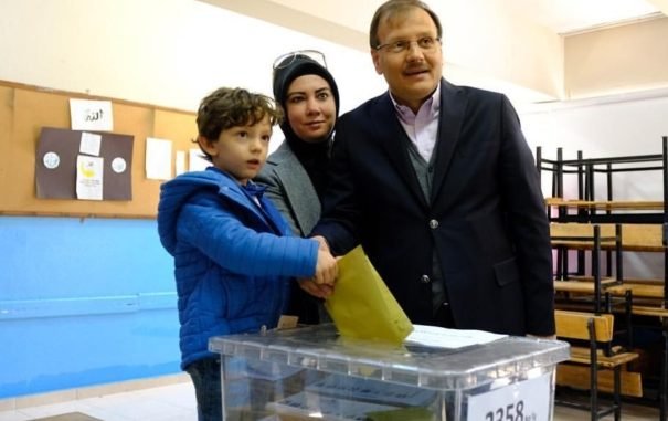 HAKAN ÇAVUŞOĞLU VE AİLESİ HAKAN ÇAVUŞOĞLU VE AİLESİ