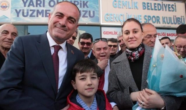 GEMLİK BELEDİYE BAŞKANI UĞUR SERTASLAN ÇİÇEKLERİ TOPLAYIP SATTI