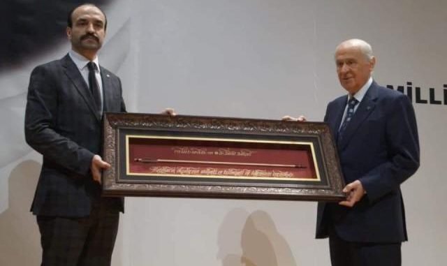 MHP İL BAŞKANI CİHANGİR KALKANCIDAN MHP GENEL BAŞKANI DEVLET BAHÇELİYE ÇERÇEVE İÇİNDE OK TABLOSU MHP İL BAŞKANI CİHANGİR KALKANCIDAN MHP GENEL BAŞKANI DEVLET BAHÇELİYE ÇERÇEVE İÇİNDE OK TABLOSU