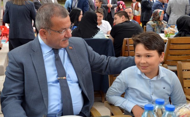 EMNİYET GENEL MÜDÜRÜ CELAL UZUNKAYA VE ŞEHİT ÇOCUĞU EMNİYET GENEL MÜDÜRÜ CELAL UZUNKAYA VE ŞEHİT ÇOCUĞU