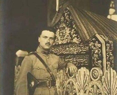 3 OSMAN GAZİ SANDUKASI ÖNÜNDE VENİZELOSUN OĞLU SOFOKLES