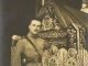 3 OSMAN GAZİ SANDUKASI ÖNÜNDE VENİZELOSUN OĞLU SOFOKLES