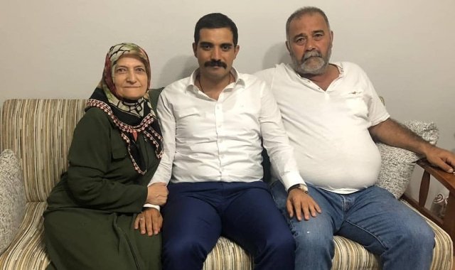 6 ÜLKÜ OCAKLARI GENEL BAŞKANI DR. SİNAN ATEŞ ANNE VE BABASI BAYRAM ZİYARETİ 6 ÜLKÜ OCAKLARI GENEL BAŞKANI DR. SİNAN ATEŞ ANNE VE BABASI BAYRAM ZİYARETİ