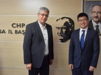 CHP İL BAŞKANI HÜSEYİN AKKUŞ VE SİNGAPUR BÜYÜKELÇİLİĞİ MÜSTEŞARI JACOB ANTHONY HEW