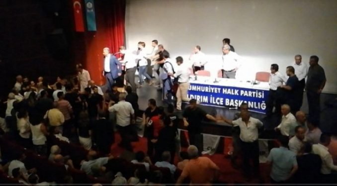 1 CHP KAVGA ZAFER OPSAR ÇEKTİĞİ FOTOĞRAF 1 CHP KAVGA ZAFER OPSAR ÇEKTİĞİ FOTOĞRAF
