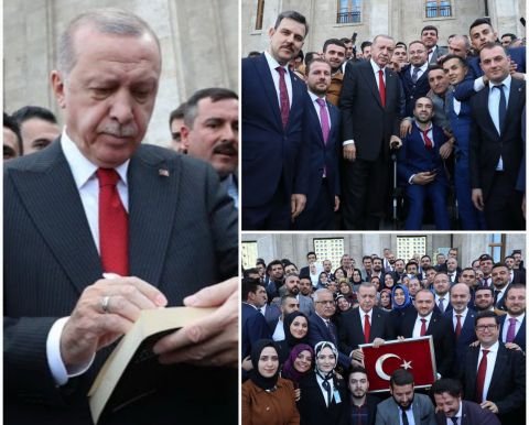CUMHURBAŞKANI RECEP TAYYİP ERDOĞAN KİTAP İMZALARKEN AK PARTİ YILDIRIM GENEÇLİK KOLU GEMLİK TEŞKİLATI