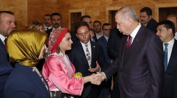 CUMHURBAŞKANI RECEP TAYYİP ERDOĞANA GÜRSUDAN DEVECİ ARMUDU ATİLLA ÖDÜNÇ CUMHURBAŞKANI RECEP TAYYİP ERDOĞANA GÜRSUDAN DEVECİ ARMUDU ATİLLA ÖDÜNÇ
