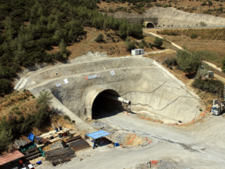 DEMİRYOLU TÜNELİ VE KARAYOLU TÜNELİ YAN YANA TREN