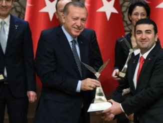CUMHURBAŞKANI RECEP TAYYİP ERDOĞAN VE PROF DR ALİ RIZA YILDIZ TUBİTAK MÜHENDİSLİK ÖDÜLÜ