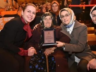 AK PARTİ GENEL MERKEZİ KADIN KOLLARI BAŞKANI LÜTFİYE SELVA ÇAM BURSA İL KADRIN KOLLARI BAŞKANI GÜLTEN KAPICIOĞLU OSMANGAZİ KADIN KOLU BAŞKANI ZEYNEP KURT