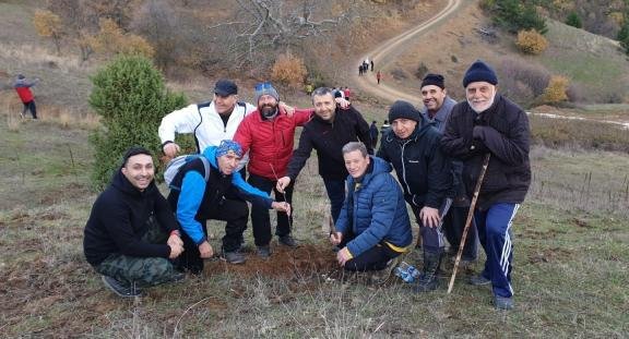 YÜRÜYÜŞ GRUBU FİDAN DİKİYOR YÜRÜYÜŞ GRUBU FİDAN DİKİYOR