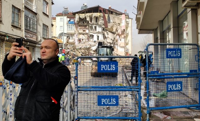 BTÜ DEPREM MÜHENDİSLİĞİ UYGULAMA VE ARAŞTIRMA MERKEZİ MÜDÜRÜ PROF DR BEYHAN BAYHAN BTÜ DEPREM MÜHENDİSLİĞİ UYGULAMA VE ARAŞTIRMA MERKEZİ MÜDÜRÜ PROF DR BEYHAN BAYHAN