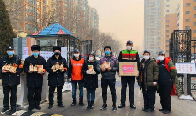 WUHAN KENTİ ÖZEL İZİNLE SAĞLIK PERSONELİNE HAMBURGER DAĞITILDOI