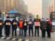 WUHAN KENTİ ÖZEL İZİNLE SAĞLIK PERSONELİNE HAMBURGER DAĞITILDOI