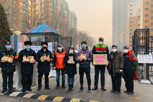 WUHAN KENTİ ÖZEL İZİNLE SAĞLIK PERSONELİNE HAMBURGER DAĞITILDOI WUHAN KENTİ ÖZEL İZİNLE SAĞLIK PERSONELİNE HAMBURGER DAĞITILDOI