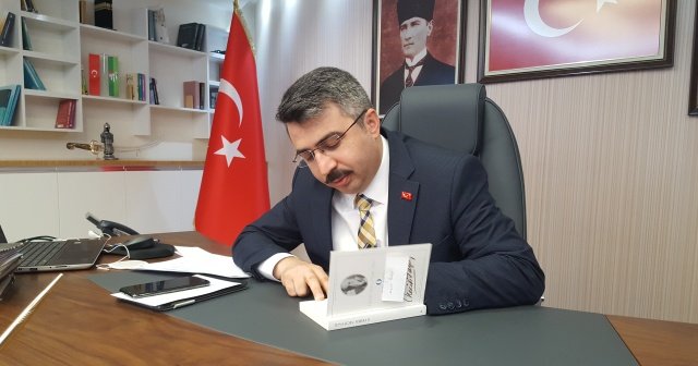 YILDIRIM BELEDİYE BAŞKANI OKTAY YILMAZ VE KİTAP YILDIRIM BELEDİYE BAŞKANI OKTAY YILMAZ VE KİTAP