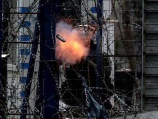 TARİHİ GEÇMİŞ GAZ BOMBALARI ATAN YUNAN POLİSİ