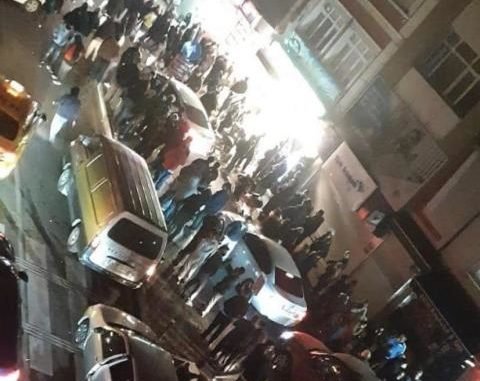 SOKAĞA ÇIKMA YASAĞI DUYUNCA MARKET KUYRUĞU