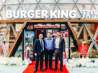 MUHİTTİN KIRCAL VE ÇİN WUHAN HAMBURGER RESTORANI ÇİNLİ YÖNETİCİLERİYLE
