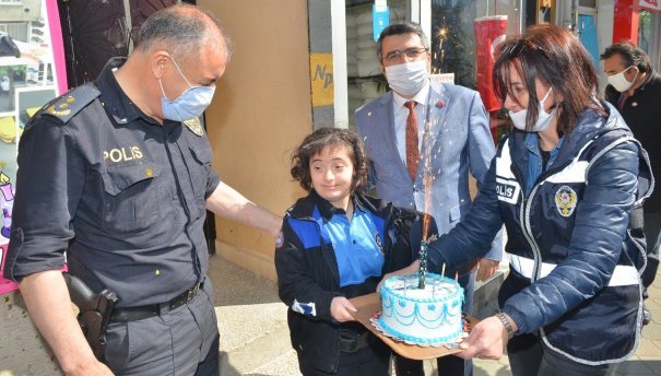YILDIRIM BELEDİYE BAŞKANI OKTAY YILMAZ VE YILDOIROM EMNİUET MÜDÜRÜ EROL TURAN EDANUR NİSAN DOĞUMGÜNÜ