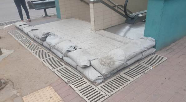 BURSARAY MiMAR SiNAN iSTASYONU SELE KARŞI KUM TORBALI ÖNLEM BURSARAY MiMAR SiNAN iSTASYONU SELE KARŞI KUM TORBALI ÖNLEM